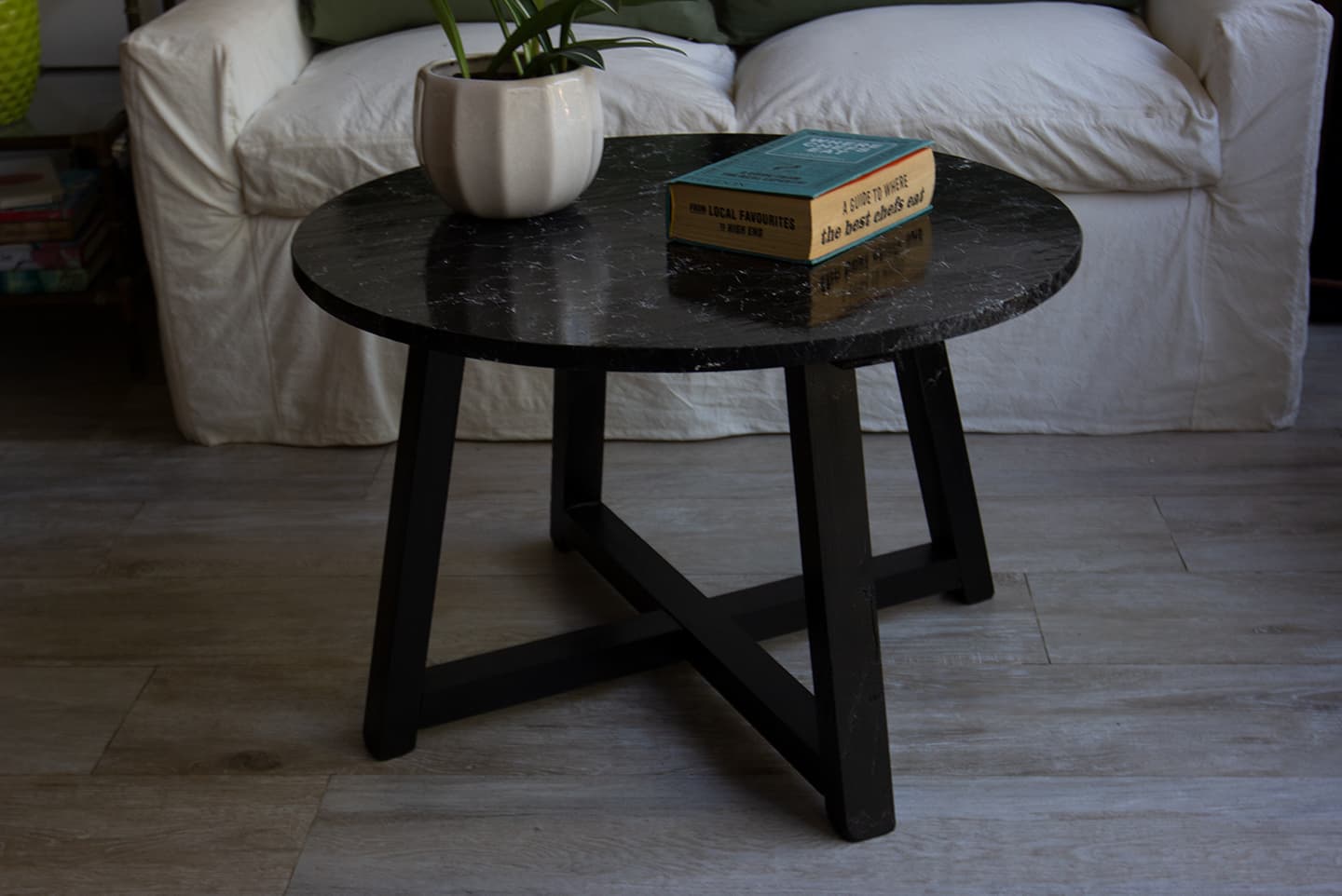 Imagen de Crea un efecto mármol en tus muebles de madera con la pintura en aerosol Specialty Efecto Mármol. Sigue estos pasos y transforma el aspecto de tus muebles con un acabado realista en tan solo minutos.