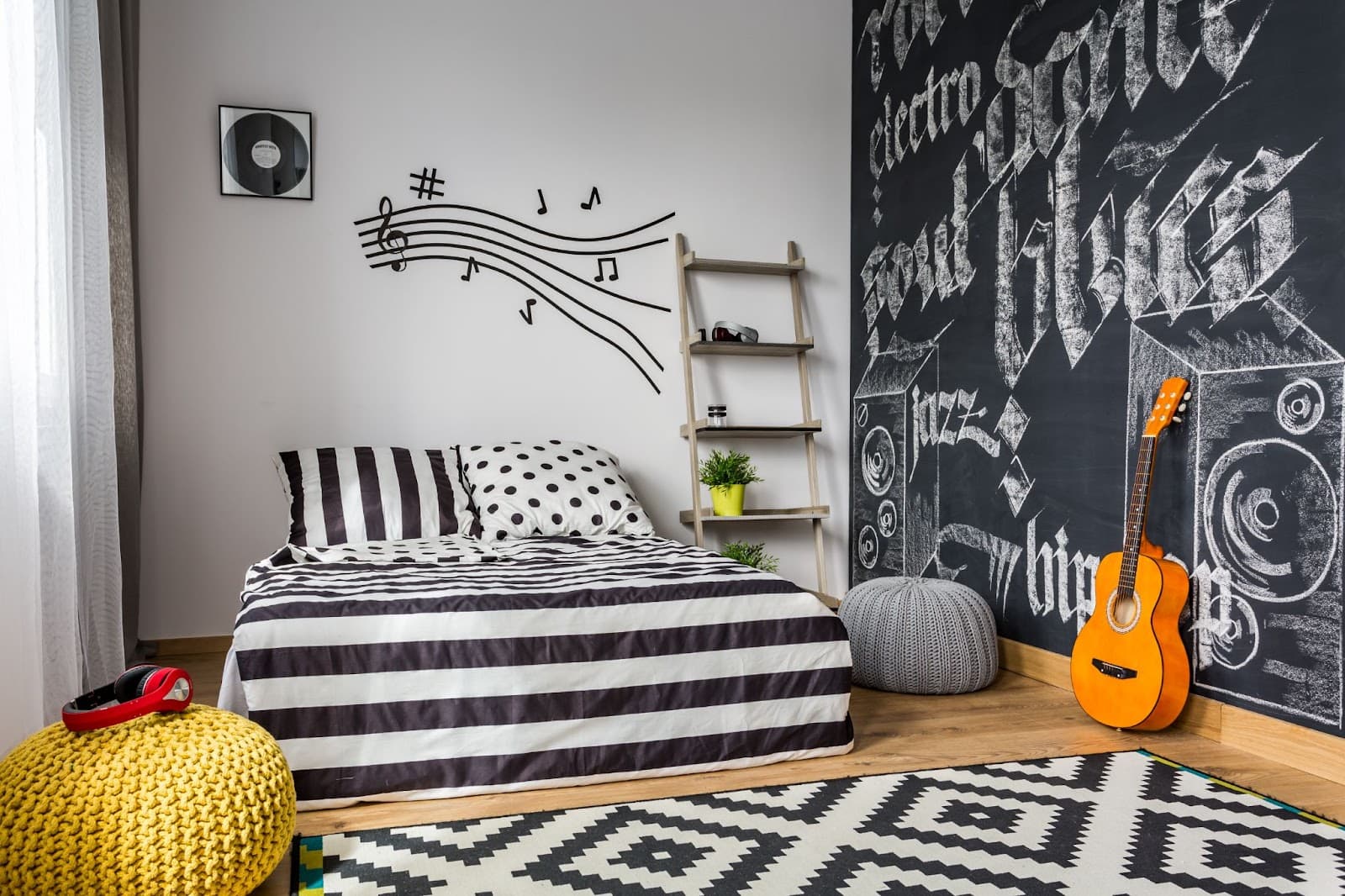 Imagen de Cuando se trata de decoración, automáticamente solemos pensar en los objetos nuevos que necesitamos adquirir para lograr el estilo que deseamos. Sin embargo, olvidamos que la pintura es uno de los recursos más esenciales para adornar no solo las paredes s