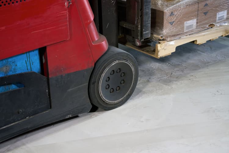 Imagen 392535_0624_CS_PRO_40lb_ConcreteResurfacer_FloorPatch_ForkliftOnTop_2146_FINAL.jpg