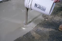 392535_0624_CS_PRO_40lb_ConcreteResurfacer_PouringProductOntoFloor_1092_FINAL.jpg miniatura