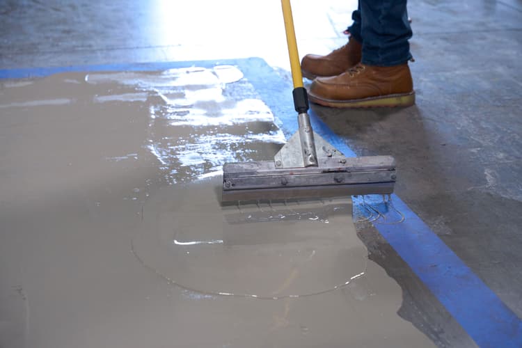 Imagen 392535_0624_CS_PRO_40lb_ConcreteResurfacer_SqueegeeingProductOntoFloor_1116_FINAL.jpg