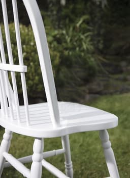 5ed3cc610dd08_dsc72280610uniwhitewoodenchaircloseupoutdoor.jpg miniatura